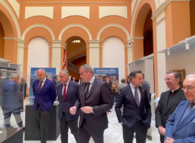 El alcalde de Sevilla inaugura en el Ayuntamiento la muestra dedicada a la Hiniesta Gloriosa / Cadena SER
