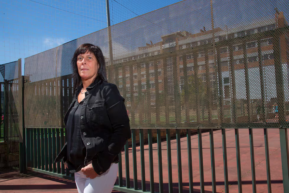 Marisol Zamora, que denuncia abusos en su infancia de un hermano del colegio de La Salle de San Sebastián, posa junto al patio del centro.Javier Hernández