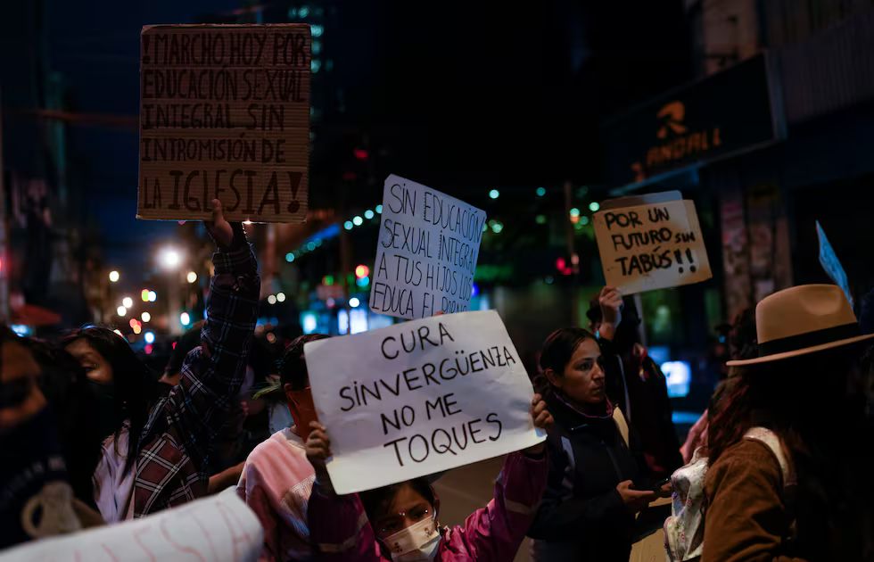 Protesta en La Paz (Bolivia) en mayo de 2023, tras la publicación de varios casos de pederastia cometidos por miembros de la Compañía de Jesús.Juan Karita (AP)