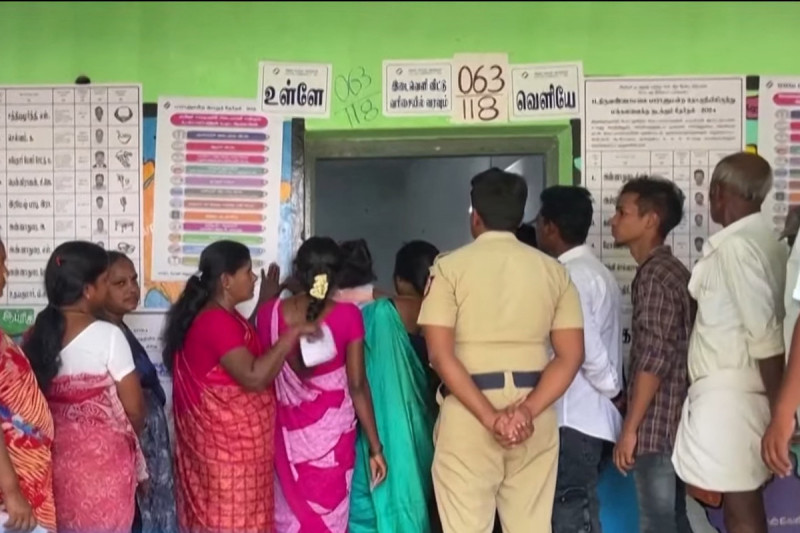 Imagen de uno de los colegios electorales de India durante los comicios de 2024. / YouTube (France 24)