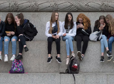Varias adolescentes usan sus teléfonos móviles en Londres, en mayo de 2019.Richard Baker (In Pictures via Getty Images)
