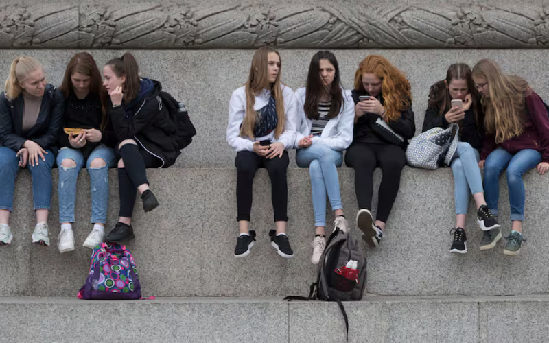 Varias adolescentes usan sus teléfonos móviles en Londres, en mayo de 2019.Richard Baker (In Pictures via Getty Images)