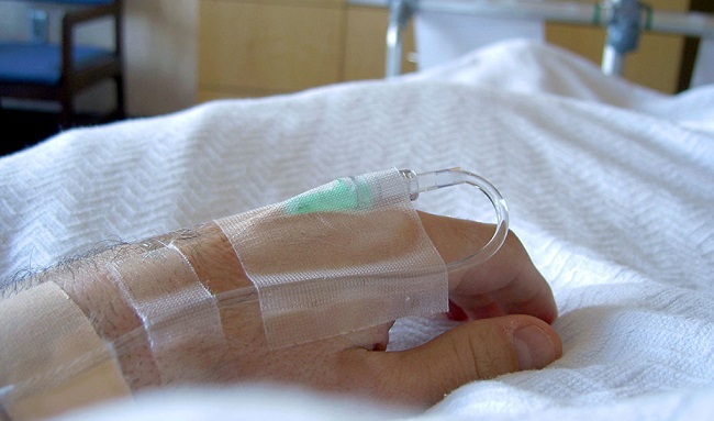 Detalle de la mano de un paciente en un hospital. junta de andalucía