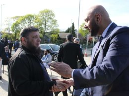A la derecha, el candidato islamista Rizwan Saleem, quien obtuvo unos resultados históricos en Bradford.
