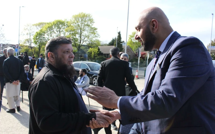 A la derecha, el candidato islamista Rizwan Saleem, quien obtuvo unos resultados históricos en Bradford.