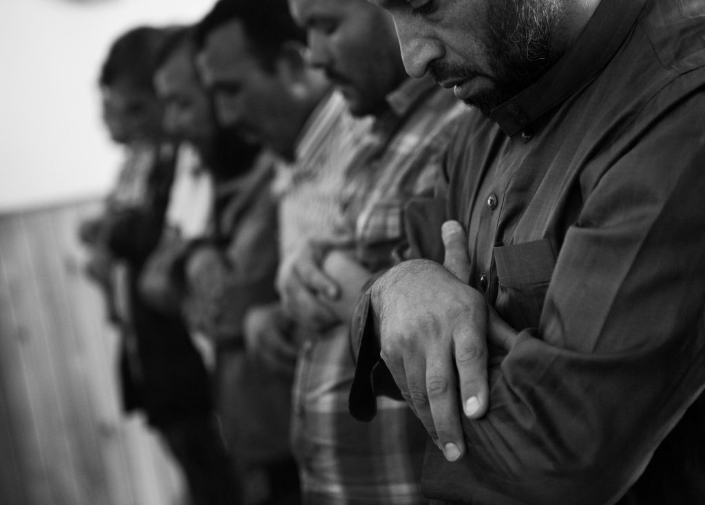 Vecinos de Castejón rezan en la mezquita del pueblo. Ione Arzoz