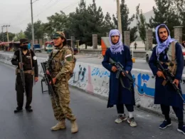 Talibanes hacen guardia frente a la universidad de Kabul.EFE/EPA/STRINGER