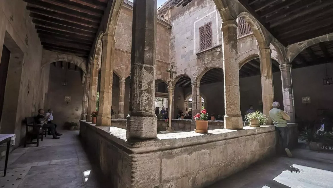 Interior del convento de Santa Isabel, en Palma. / D.M.