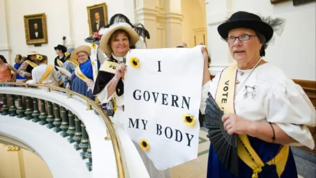 Mujeres sostienen carteles con el lema 'Yo gobierno mi cuerpo', durante una sesión especial de la Legislatura del estado de Texas, en Austin (EEUU).Ashley Landi / EFE