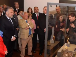 El consejero de Cultura, Gonzalo Santonja (Vox), y autoridades en el nuevo Museo de San Isidoro de León. Peio García / ICAL
