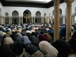 Rezo en la Gran Mezquita de París durante la celebración de la Fiesta del Sacrificio, el pasado 16 de junio. / ZAKARIA ABDELKAFI / AFP