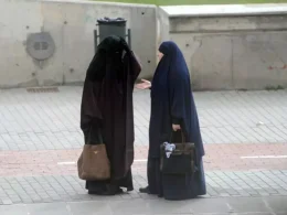 Dos musulmanas vestidas con el velo integral, en una calle de Lleida. / RAMON GABRIEL / DEFOTO