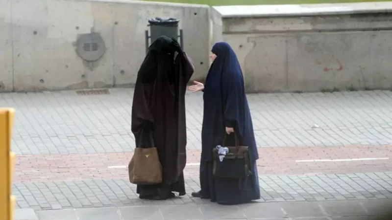 Dos musulmanas vestidas con el velo integral, en una calle de Lleida. / RAMON GABRIEL / DEFOTO