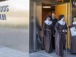 El portavoz de las clarisas de Belorado, José Ceacero, junto con tres monjas del convento salen del juzgado de Burgos el pasado 31 de mayo. EFE/Santi Otero