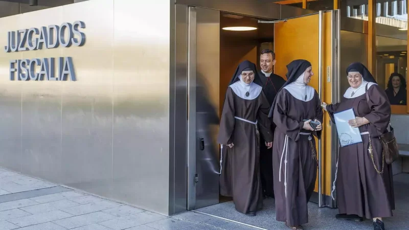 El portavoz de las clarisas de Belorado, José Ceacero, junto con tres monjas del convento salen del juzgado de Burgos el pasado 31 de mayo. EFE/Santi Otero