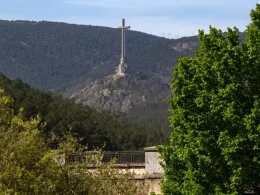 La cruz del Valle de Cuelgamuros desde el embalse de La Jarosa, a 21 de abril de 2023, en Guadarrama, Madrid. — Rafael Bastante / Europa Press