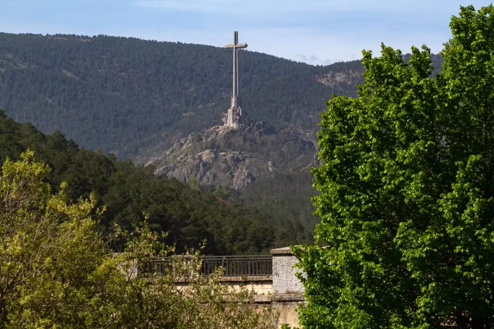 La cruz del Valle de Cuelgamuros desde el embalse de La Jarosa, a 21 de abril de 2023, en Guadarrama, Madrid. — Rafael Bastante / Europa Press