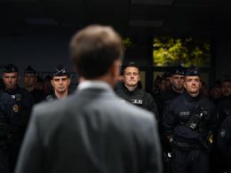 Macron habla frente a oficiales de policía después de las multitudinarias protestas ocurridas en junio de 2023. / Facebook E. Macron.