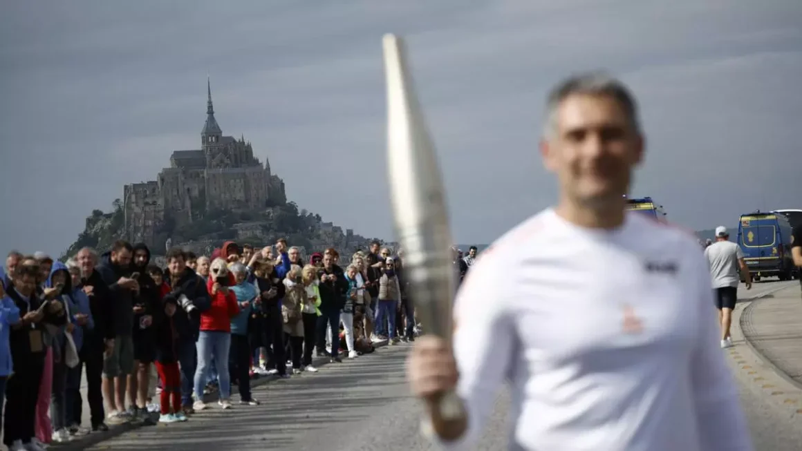Llegada a Mont-Saint-Michel de la antorcha de los Juegos Olímpicos de París, el 31 de mayo de 2024 / REUTERS / Stephane Mahe