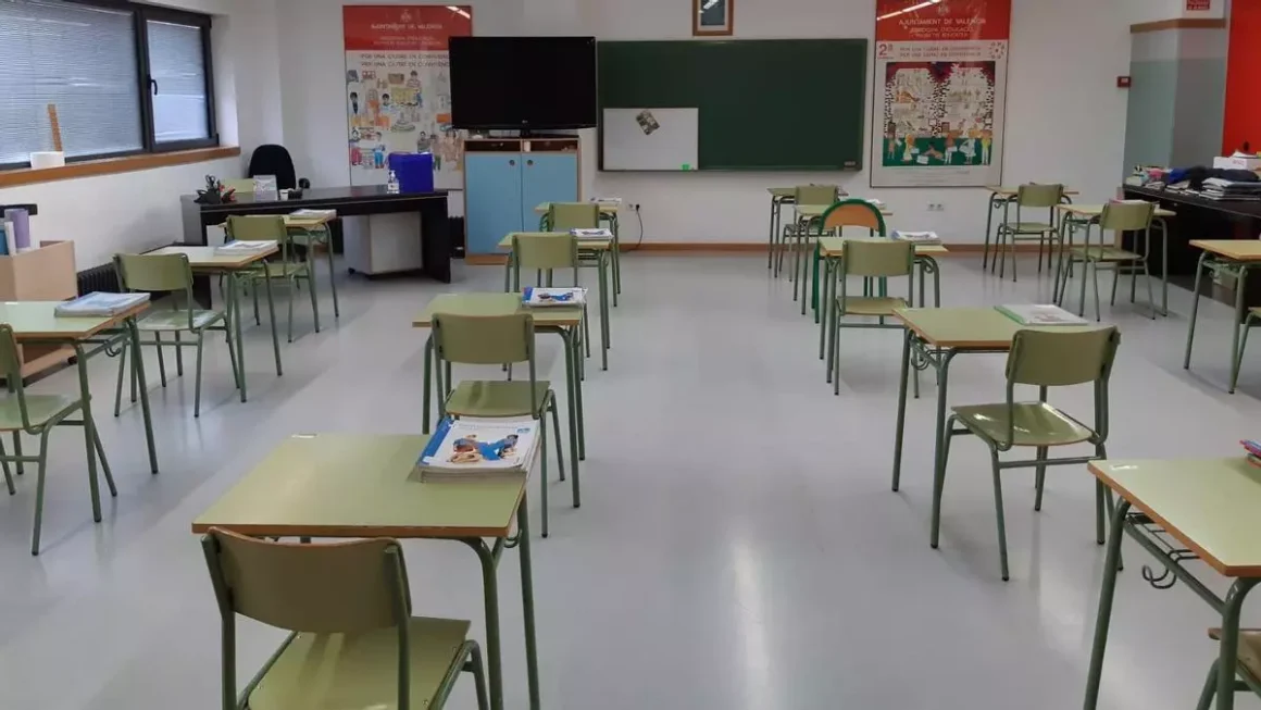 Una aula vacía en un colegio de València en una imagen de archivo.