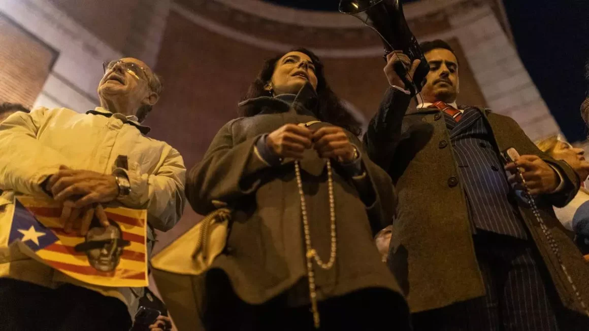 Una mujer con un rosario durante una manifestación contra la amnistía frente a la sede del PSOE en Ferraz, a 13 de noviembre de 2023, en Madrid (España). Alejandro Martínez Vélez - Europa Press