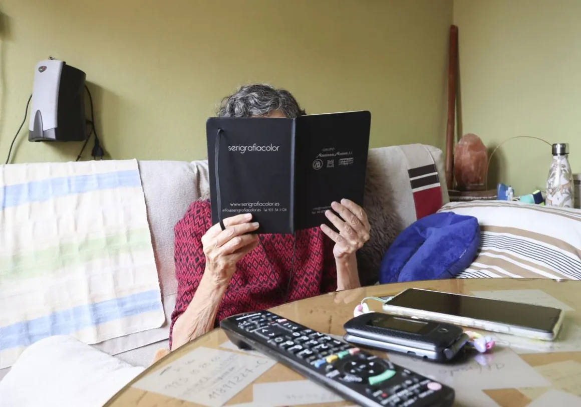 Una mujer solicitante de eutanasia, lee en su casa. Pablo Nosti
