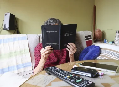 Una mujer solicitante de eutanasia, lee en su casa. Pablo Nosti