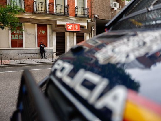 Un coche de Policía frente a la sede del PSOE en Ferraz. (EFE/Rodrigo Jiménez)