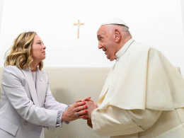 La primera ministra italiana, Giorgia Meloni, saluda al papa Francisco a su llegada a la cumbre del G7, este viernes en Savelletri.Vatican Media (via REUTERS)