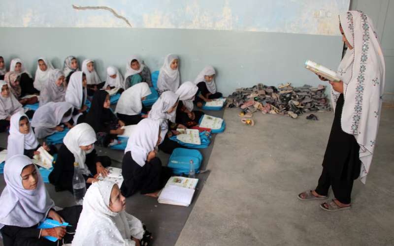 Niñas afganas asisten a clase en una escuela primaria, las únicas en las que aún están autorizadas a estudiar, en Kandahar, el 18 de septiembre de 2023.STRINGER (EFE)