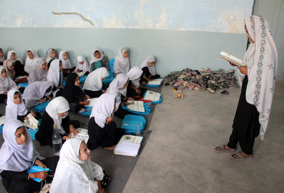 Niñas afganas asisten a clase en una escuela primaria, las únicas en las que aún están autorizadas a estudiar, en Kandahar, el 18 de septiembre de 2023.STRINGER (EFE)