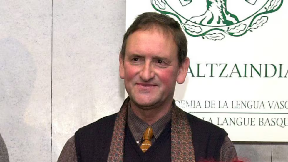 Patxi Ezkiaga, en la ceremonia en la que recibió el premio literario de poesía de la Real Academia de la Lengua Vasca-Euskaltzaindia en 2001.Txema Fernández (EFE)