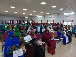 Concentración de mujeres en un salón de actos de Moroni (capital de Comoras) el día 14, en contra de las jóvenes detenidas acusadas de mantener una relación.ABDOU MOUSTOIFA