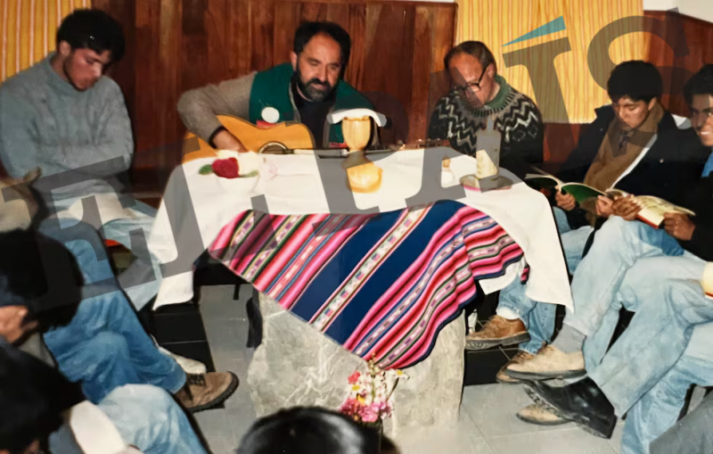 El pederasta español Alfonso Pedrajas, con una guitarra, junto al religioso condenado por abusos Luis Tó, a su izquierda.