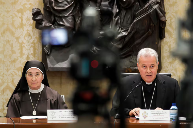 La secretaria de la Federación de las Hermanas Clarisas, Carmen Ruiz, y el arzobispo de Burgos, Mario Iceta, durante una conferencia de prensa este lunes en Burgos.Tomás Alonso (Europa Press)