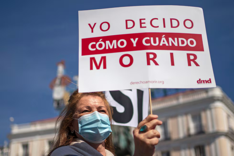 Miembros de la asociación Derecho a Vivir Dignamente, concentrados el 25 de junio de 2021 en Madrid para celebrar la entrada en vigor de la ley de eutanasia.Andrea Comas