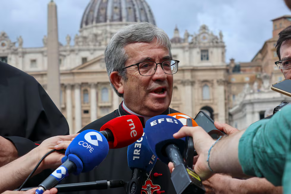 El presidente de la Conferencia Episcopal Española, el arzobispo Luis Argüello, hace declaraciones a los medios en el Vaticano tras reunirse con el Papa el pasado viernes.Joan Mas Autonell (EFE)
