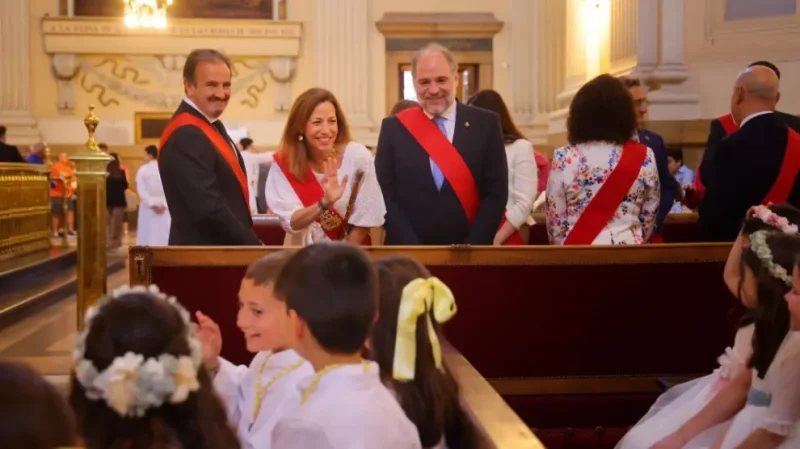 La alcaldesa de Zaragoza junto a unos niños comulgantes, en el Pilar.Ayto. Zaragoza