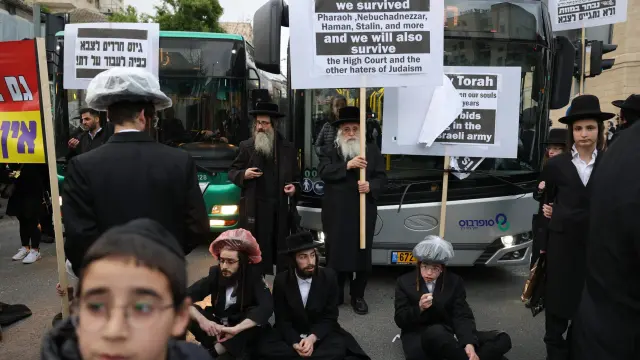 Protesta de judíos ultraortodoxos contra el servicio militar en Jerusalén.ABIR SULTAN / EFE