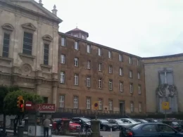 Fachada del colegio La Inmaculada, donde se erige el monumento a los 'Héroes del Simancas'. elDiario.es Asturias