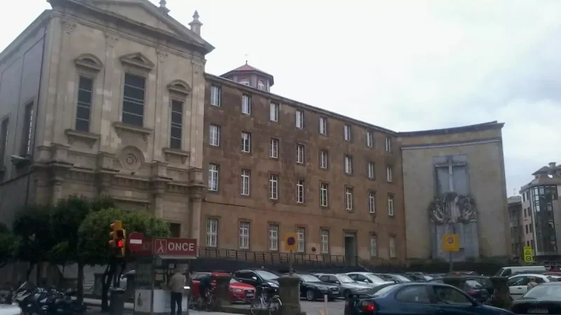 Fachada del colegio La Inmaculada, donde se erige el monumento a los 'Héroes del Simancas'. elDiario.es Asturias