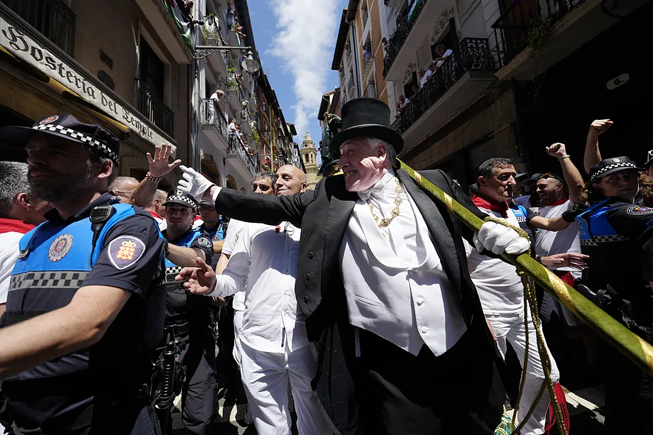 El alcalde de Pamplona, Joseba Asiron, saluda a un grupo de ciudadanos al término de la procesión en honor a San Fermín.Ainhoa Tejerina.EFE