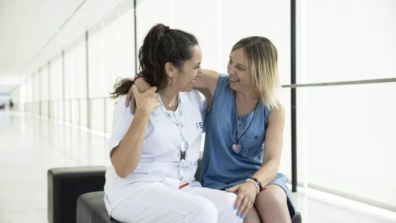 Rosa Badia López (usuaria) con Sara Pons, responsable de Atención de Salud Espiritual (laica) en la Fundación Sanitària Mollet, durante su entrevista en el Hospital de Mollet, Barcelona. / Victòria Rovira