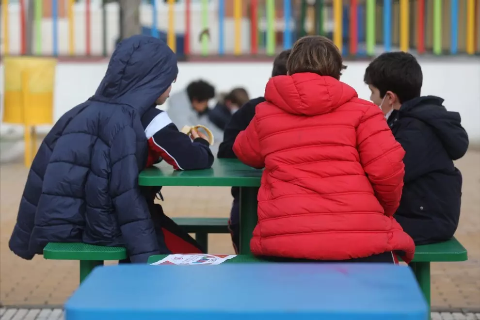 Varios niños juegan en el recreo de un colegio. — Isabel Infantes / Europa Press