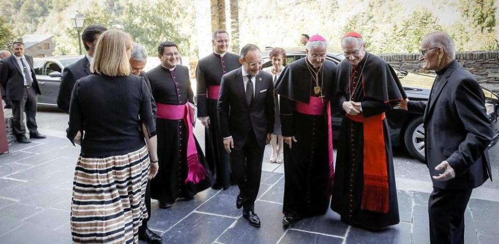 En el centro Xavier Espot (con corbata), Joan-Enric Vives y Pietro Parolin, en septiembre en el santuario de Meritxell, en Andorra GOVERN D'ANDORRA