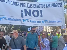 Miembros de Asturias Laica concentrados frente a la iglesia de San Pedro de Gijón, con José Luis Iglesias sosteniendo la pancarta Asturias Laica