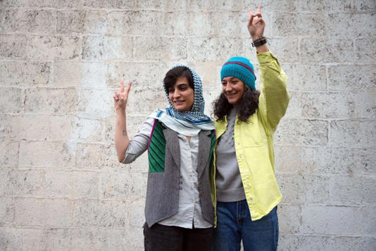 Elahe Mohammadi (izquierda) y Nilufar Hamedi hacen el signo de la victoria tras ser liberadas este domingo de la prisión de Evin, en Teherán, en una imagen del periódico 'Shargh Daily'. © SHARGH NEWS DAILY ONLINE/SAHAND (EFE)