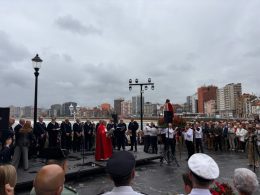 Ante la efigie del Cristo, la representación institucional acudió a la ceremonia oficiada por Gómez Cuesta. / Vox Gijón.