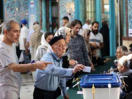 Ciudadanos iraníes votan en las elecciones presidenciales en Teherán, Irán.- EFE/EPA/STRINGER