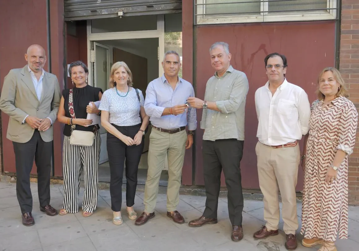 Entrega de llaves del local a la hermandad de la Antigua Ayuntamiento de Sevilla